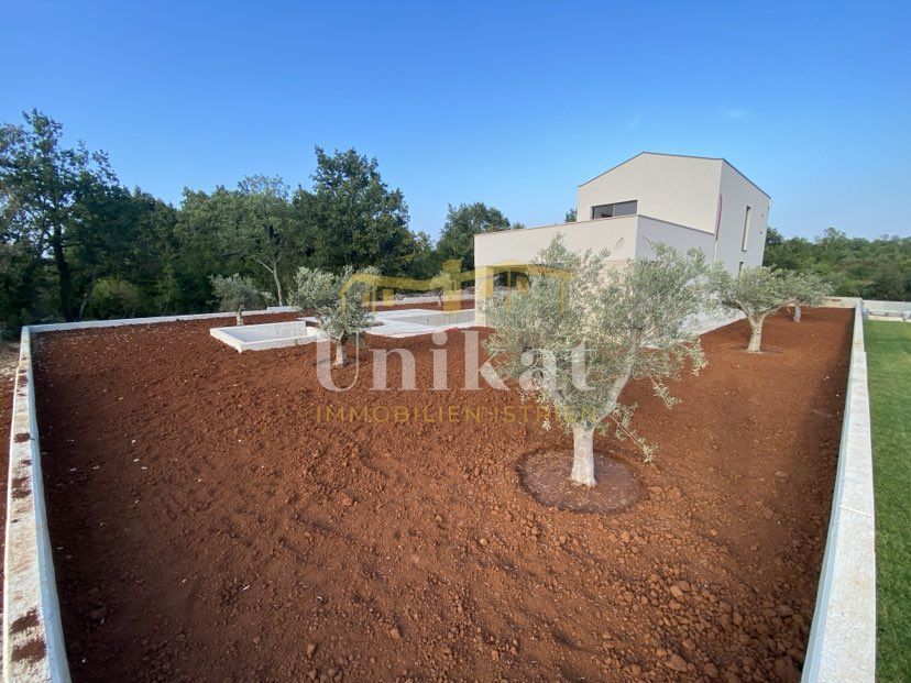 Casa con grande terrazza sul tetto e piscina
